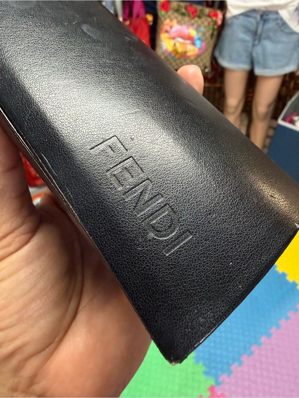 GIVEAWAY FENDI SUNGLASSES CASE - Picture 1 of 5